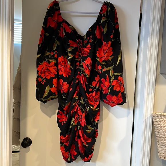 ✨Worn Once✨ Rouched Puff Sleeve Floral Dress - Picture 2 of 8